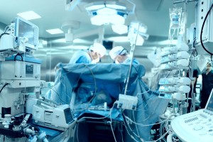 Operationssaal bei einem Neurochirurgen