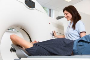 Patient während einer Magnetresonanztomographie in Köln