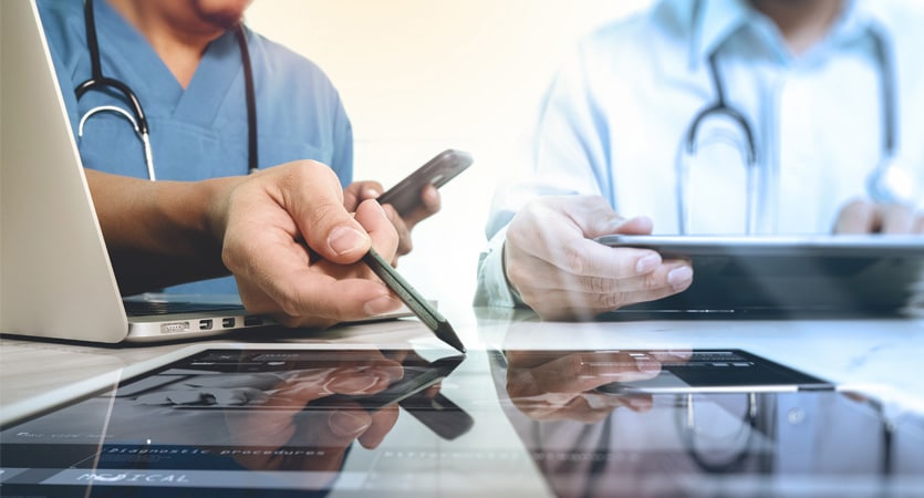 Arzt erklärt der Patientin die Rückenschmerzen Diagnose auf den Röntgenbildern